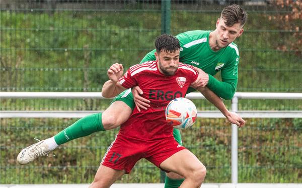 Noah Lukic (vorne) erzielte den Treffer zum 3:0 für den Türk. SV Herrenberg. GB-Foto: Schmidt