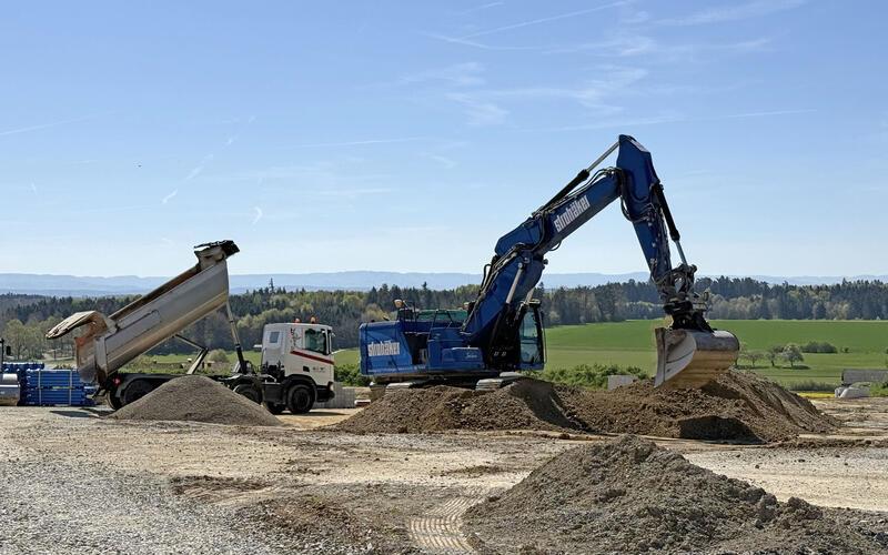 Noch rollen in „Röte III“ die Bagger, während der Gemeinderat jetzt mit dem Verkauf von 18 kommunalen Bauplätzen an den Start ging. GB-Foto: Priestersbach