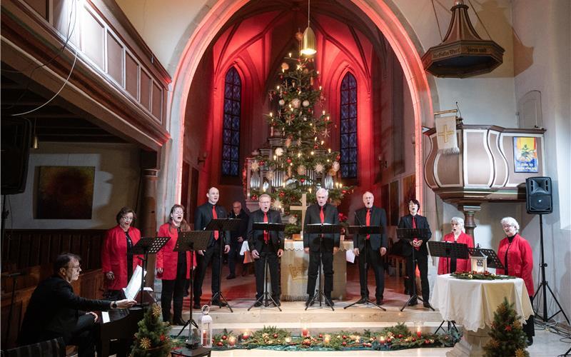Nochmals weihnachtlich schickte sich das Konzert von „Cantores Mundi“ in der Peterskirche in Gültstein an. GB-Foto: Schmidt
