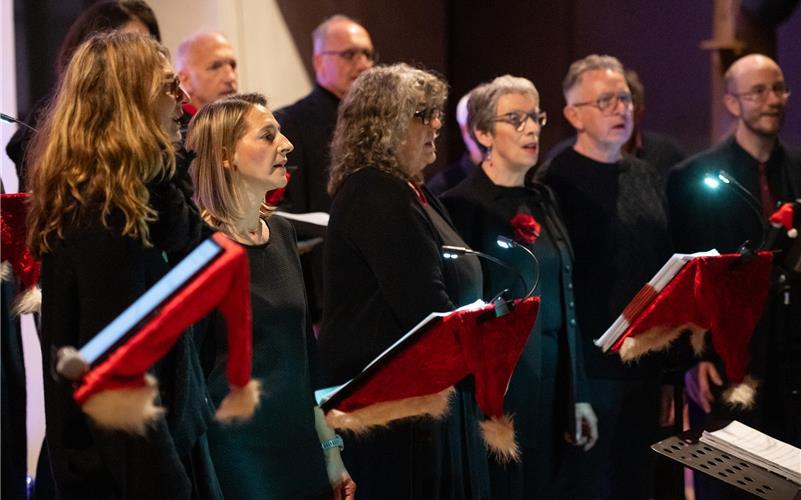 „Noel“ lautete das Motto des Adventskonzerts des Chors „joYce“, den Patrick Rützel dirigiert. GB-Foto: Vecsey