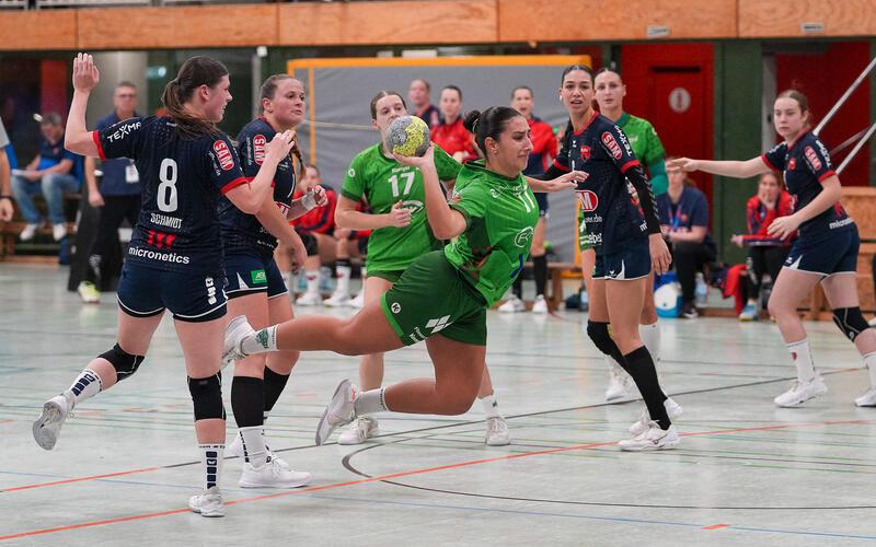 Nora Allmendinger (am Ball) erzielte im Hinspiel in Herrenberg fünf Tore für den TSV Köngen. GB-Foto: Eibner/La Rocca