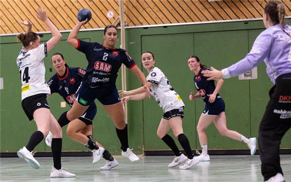 Nora Allmendinger (am Ball) gab ihr Debüt im Trikot der SG H2Ku. GB-Foto. Eibner/Pölt