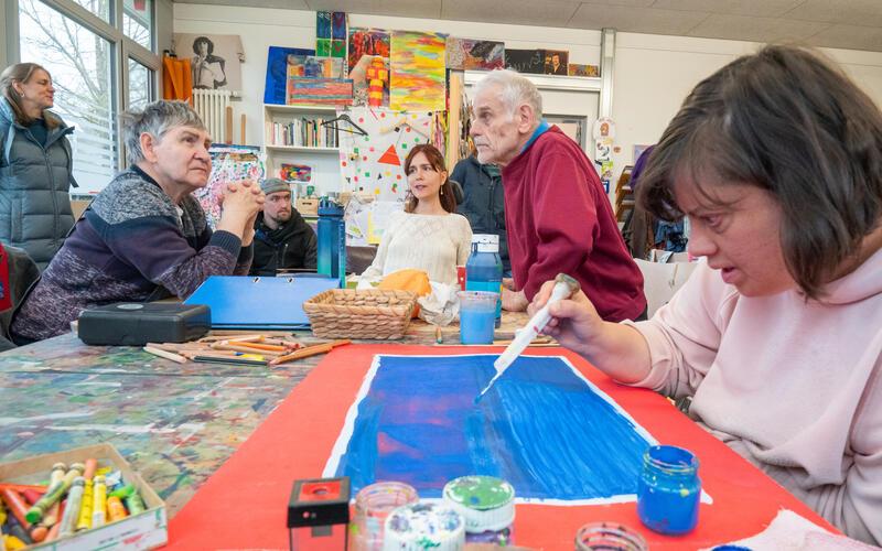 Nora Welsch (Mitte) schaute auch in der Kunst- und Kulturwerkstatt vorbei. GB-Foto: Vecsey