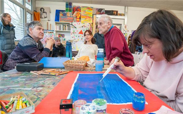 Nora Welsch (Mitte) schaute auch in der Kunst- und Kulturwerkstatt vorbei. GB-Foto: Vecsey