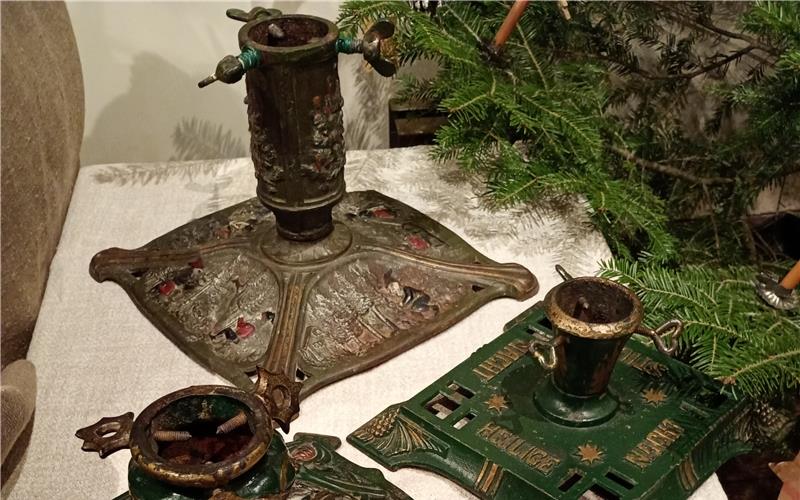 Nostalgische Christbaumständer im Kloster Reuthin