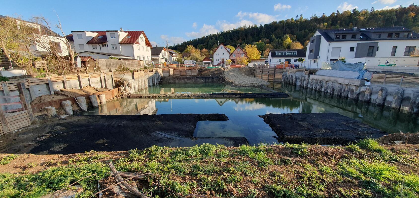 Nufringer Freibad? Gefüllt mit feinstem Grundwasser. Von Helmut Pabst aus Nufrin...