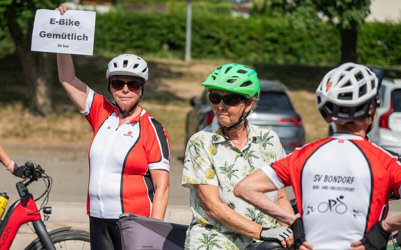 Nur kein Stress: Bei solch hitzigen Tagen wie vergangenen Sonntag ist man bei der E-Bike-Gruppe gut aufgehoben.  GB-Foto: Vecsey