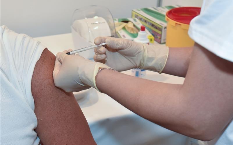 Nur mit Impfen kann der Delta-Variante des Coronavirus Einhalt geboten werden, appelliert Böblingens Landrat Roland Bernhard GB-Foto: Vecsey