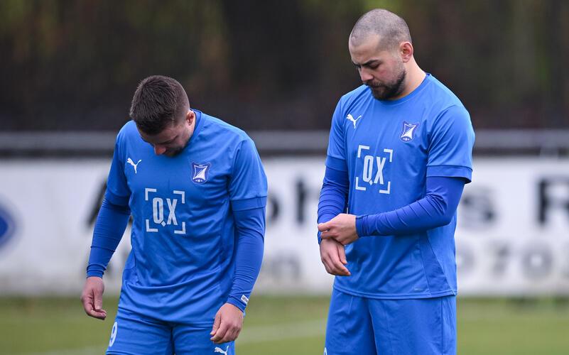 Nur nicht den Kopf hängen lassen: Kevin Hartmann (links) musste mit dem SG-Team die Rote Karte für Arif Özgül (rechts) verkraften. GB-Foto: Markus Ulmer