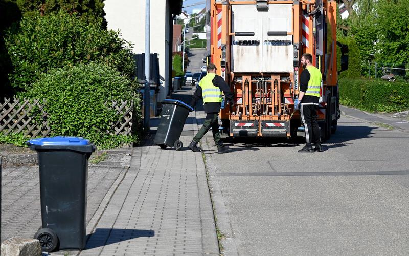 Nur noch hauptamtlich tätige Mitarbeiter des Abfallwirtschaftsbetriebs sollen ab Oktober Altpapier sammeln. GB-Foto (Archiv): Holom