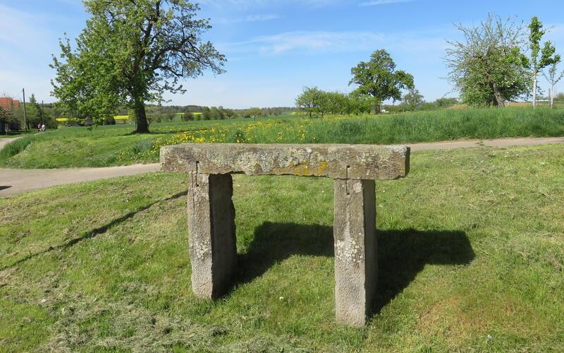 Nur wenige der steinernen Gruhbänke sind erhalten geblieben.