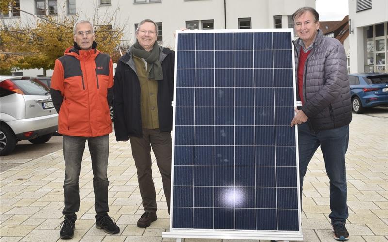 Nur zur Demonstration legen Werner Bumiller, Richard Metzger und Albrecht Fridrich (von links) Hand an ein Modul. GB-Foto: Reichert