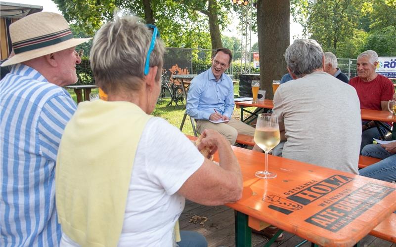 OB-Kandidat Nico Reith (Mitte) notiert sich die brennenden Anliegen der Bürger für sein Wahlprogramm. GB-Foto: Vecsey