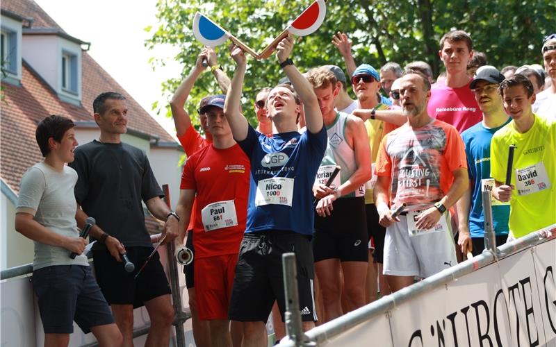 9. Altstadtlauf mit fast 100 Teams in Herrenbergs Gassen OB Nico Reith gab den Start-“Schuss“ für den neunten Altstadtlauf.