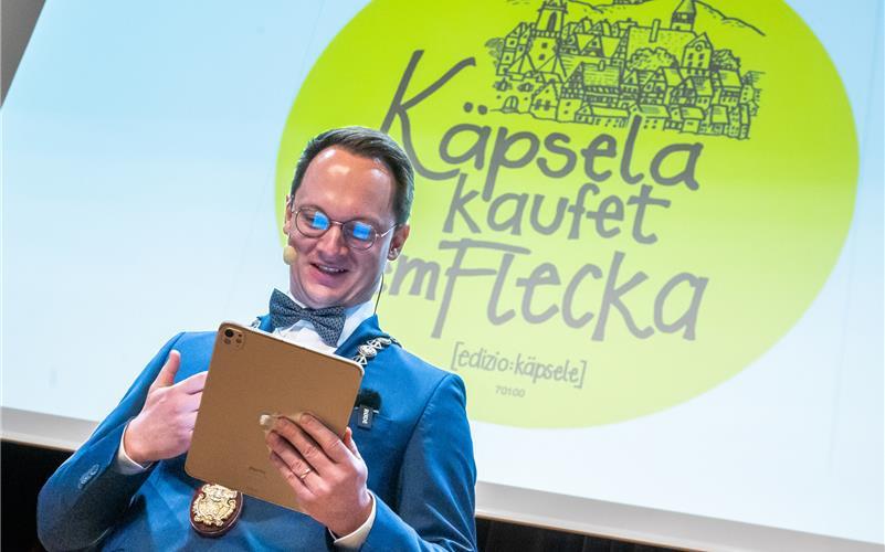 OB Nico Reith rief in der voll besetzten Stadthalle dazu auf, die örtliche Kaufkraft zu stärken, während die Bürger sich danach über das Gehörte austauschten. GB-Fotos: Vecsey