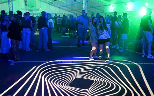 Ob 80er, 90er Jahre, Malle-Hits, Techno, Rock oder Klassiker: Beim Deckenpfronner Bauwagenfest wird getanzt. GB-Foto: Holom