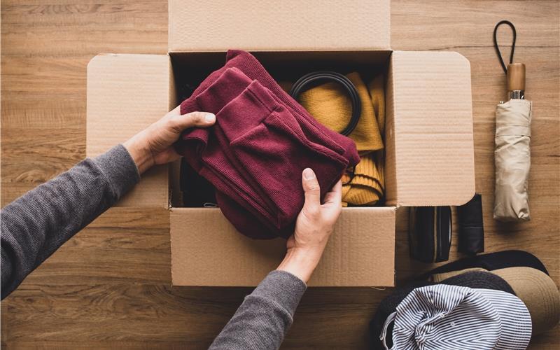 Viele Menschen schämen sich ihrer Not Ob Kleiderkammer, Tafel- oder Diakonieladen: Viele Menschen, die unversehens in finanzielle Schieflage geraten oder in der Armut gelandet sind, sind auf Hilfsangebote und Spenden angewiesen.GB-Foto: hakinmhan/stock.adobe.com