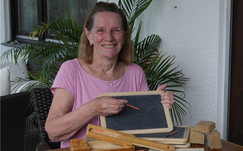 Ob Schiefertafel oder Lineal: Thea Stöffler hat alte Schulsachen aus früheren Jahrzehnten aufbewahrt. GB-Foto: Bäuerle