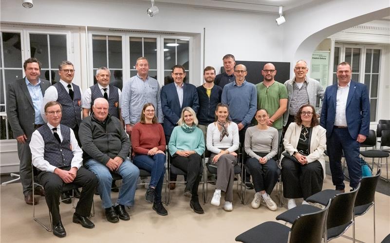 Ob Schulförderverein, TSV, Harmonika-Spielring Rohrau, Tischtennisverein, Musikverein oder Kleingärtner: Etliche Ehrenamtliche wurden in der „Villa Schwalbenhof“ in Gärtringen von Bürgermeister Thomas Riesch (links) geehrt. GB-Foto: Vecsey