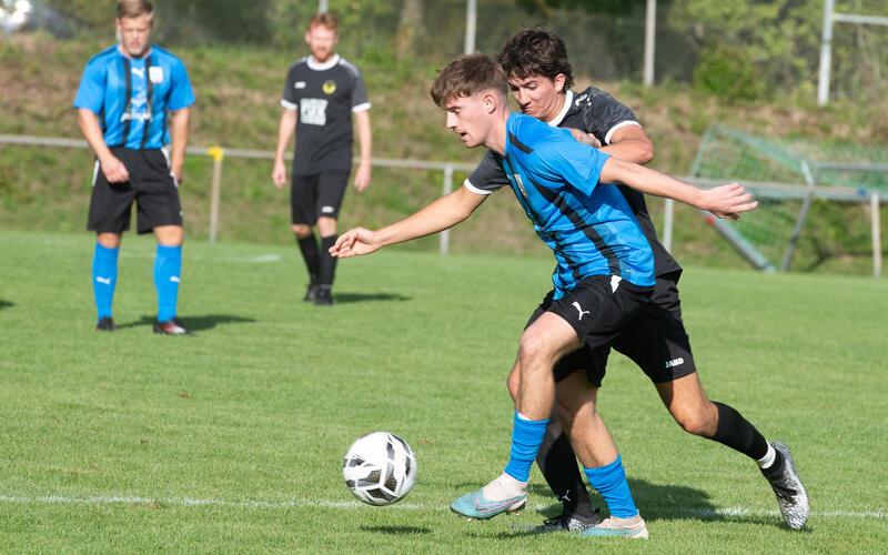 Ob „Sechser“, „Achter“ oder „Zehner“: Kevin Humm (am Ball) kommt ob seiner Technik und Übersicht auf verschiedenen Positionen zurecht. GB-Foto: Schmidt