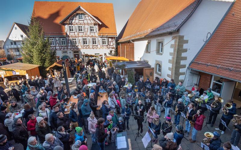 Ob am Zehntscheuerplatz wie hier im Jahr 2024 ein großer Weihnachtsbaum aufgestellt wird, war zuletzt Thema im Bondorfer Gemeinderat.  GB-Foto (Archiv): Vecsey