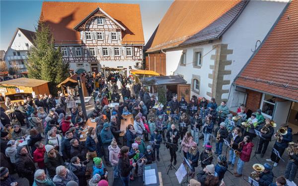 Ob am Zehntscheuerplatz wie hier im Jahr 2024 ein großer Weihnachtsbaum aufgestellt wird, war zuletzt Thema im Bondorfer Gemeinderat.  GB-Foto (Archiv): Vecsey