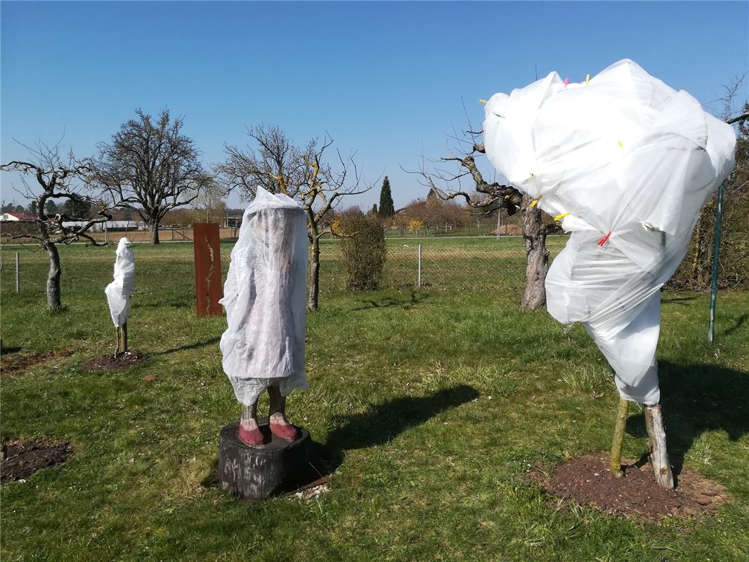 Ob wohl der Verhüllungskünstler Christo im Garten von Bernd Schlanderer in Ösche...