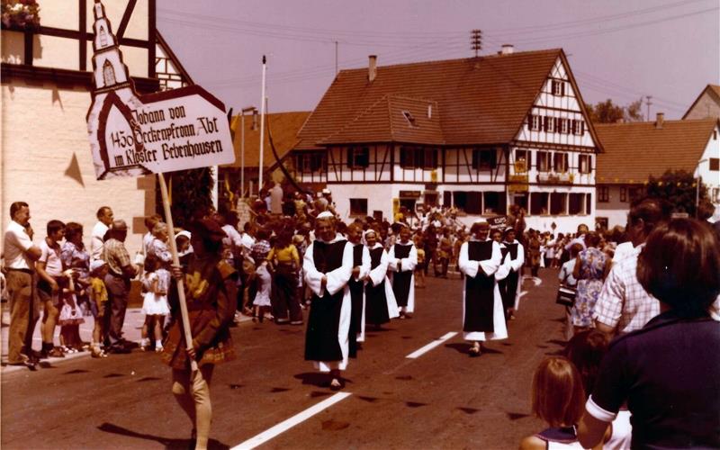 Ob zum Bauernkrieg oder zur Verleihung der Gerichtsbarkeit: Der Umzug 1976 widmete sich auch historischen Motiven. GB-Fotos: gb