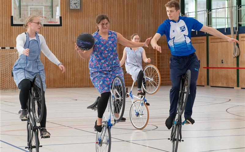 Oben bleiben in der Steuerrohrsteiger-Position: In dieser Szene versucht Lena Günther aus Nufringen (Mitte), die für das Team „Oma aus dem Hühnerstall“ stilecht mit Kittelschürze auflief, den Basketball unter Kontrolle zu halten. GB-Foto: Vecsey