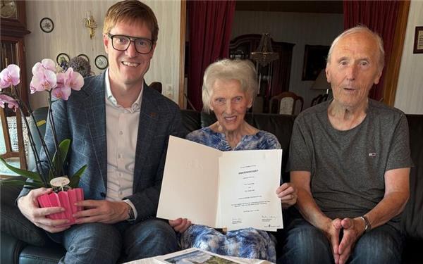 Oberbürgermeister Markus Kleemann gratulierte dem Ehepaar Alter. GB-Foto: gb