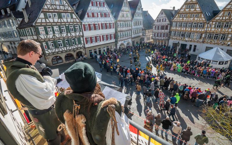 Oberbürgermeister Nico Reith (links) moderiert zusammen mit der 1. Narrenzunft Herrenberg vom Rathausbalkon aus den Umzug vor der Altstadt-Kulisse. GB-Fotos: Vecsey