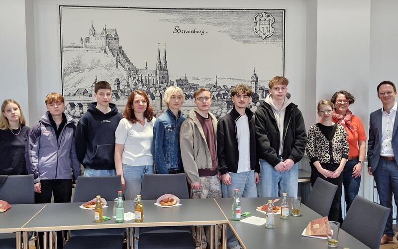 Oberbürgermeister Nico Reith (rechts) empfängt die Schüler aus Tallinn im Ratssaal des Rathauses. Es sind noch längst nicht alle da. Der andere Teil der Gruppe kann aufgrund eines ausgefallenen Flugs erst mit zwei Tagen Verspätung anreisen. GB-Foto: gb