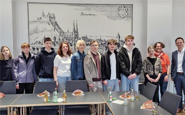 Oberbürgermeister Nico Reith (rechts) empfängt die Schüler aus Tallinn im Ratssaal des Rathauses. Es sind noch längst nicht alle da. Der andere Teil der Gruppe kann aufgrund eines ausgefallenen Flugs erst mit zwei Tagen Verspätung anreisen. GB-Foto: gb