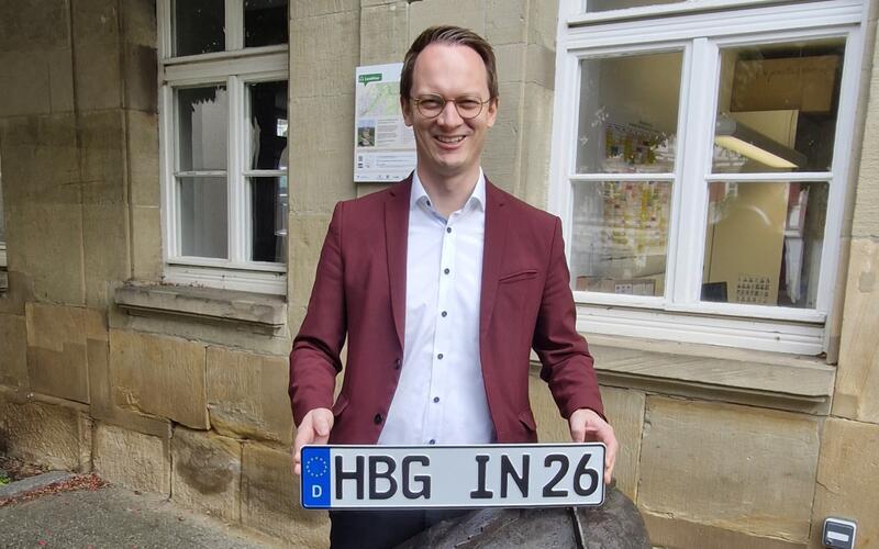 Oberbürgermeister Nico Reith und das (mögliche) HBG-Kennzeichen am Stadtmodell vor dem Rathaus. GB-Foto: gb