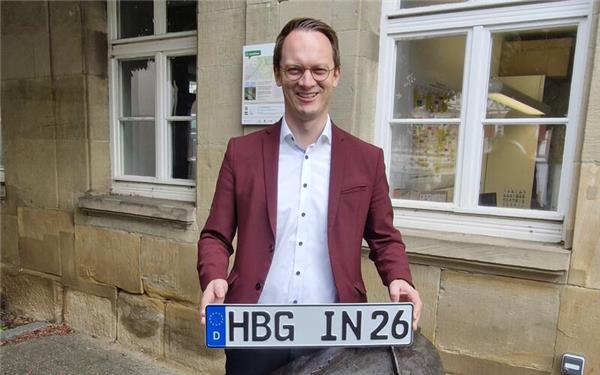 Oberbürgermeister Nico Reith und das (mögliche) HBG-Kennzeichen am Stadtmodell vor dem Rathaus. GB-Foto: gb