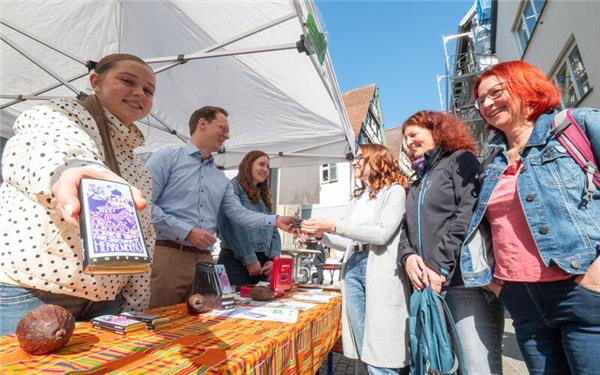 Oberbürgermeister Nico Reith verkaufte am Samstagvormittag die Schokolade fleißig mit. GB-Foto: Vecsey