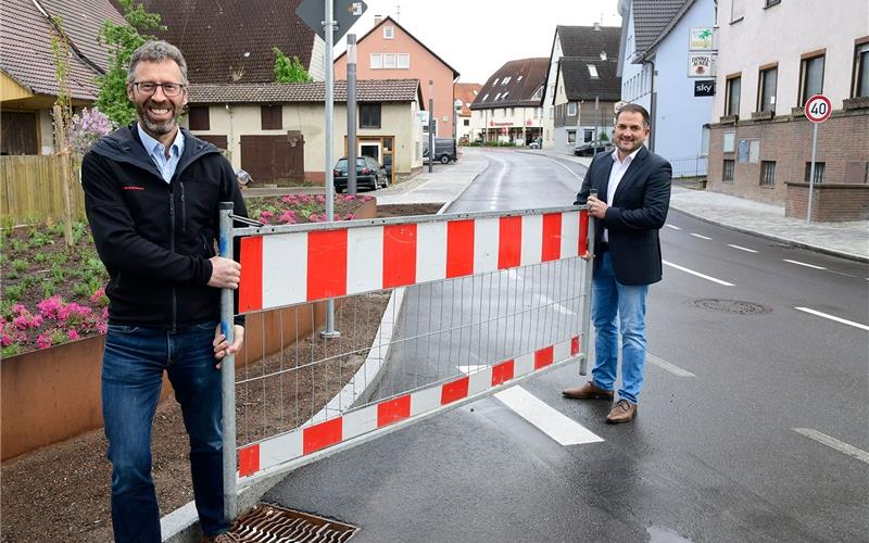 Die Ortsdurchfahrt ist fertig gebaut Oberbürgermeister Thomas Sprißler (links) und Ortsvorsteher Tobias Pfander geben die Durchfahrt frei GB-Foto: gb