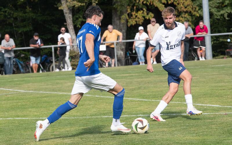 Oberjesingen (weiß) ließ gegen Kuppingen Punkte liegen. GB-Foto: Schmidt