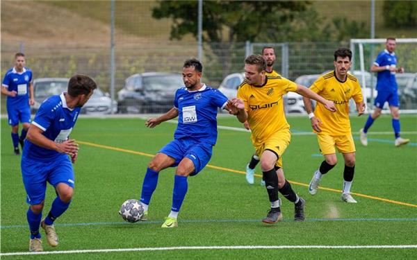 Oberjesingens Mittelfeld-Ass Neil Aktas (am Ball) hat stets ein Auge für den Nebenmann. GB-Foto: Eibner/La Rocca