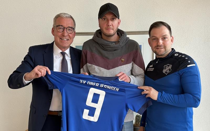Oberjesingens Vorsitzender Dirk Graf (li.) und Trainer Dennis Özkan (re.) freuen sich auf Neuzugang Simon Müsel. GB-Foto: Zvizdiç