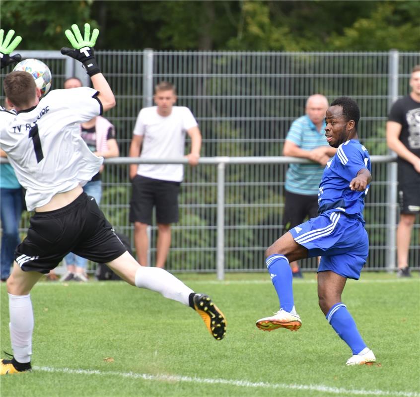 Oberjettingen, Sportplatz, Fußball Kreisliga A1, VfL Oberjettingen (blau) - TV A...