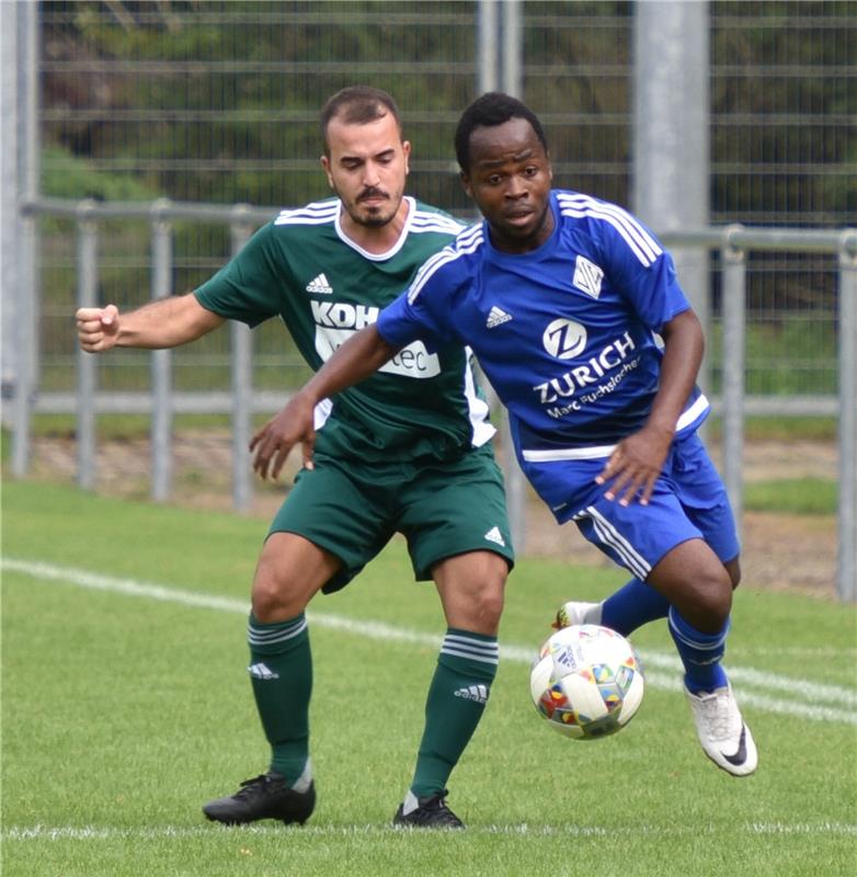 Oberjettingen, Sportplatz, Fußball Kreisliga A1, VfL Oberjettingen (blau) - TV A...