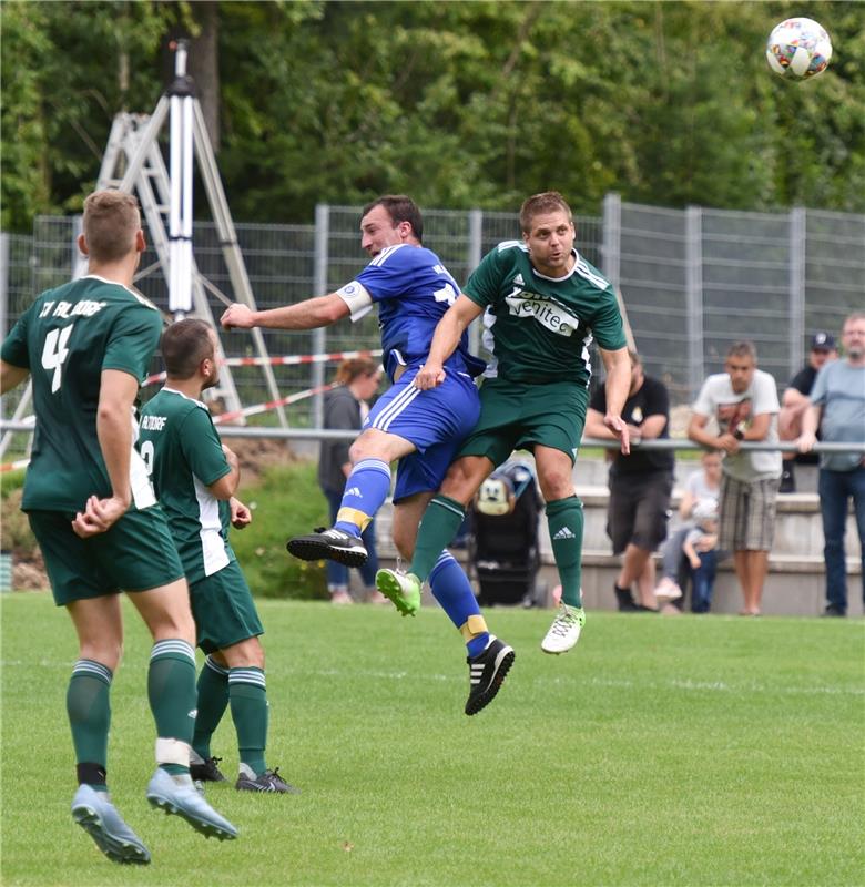 Oberjettingen, Sportplatz, Fußball Kreisliga A1, VfL Oberjettingen (blau) - TV A...