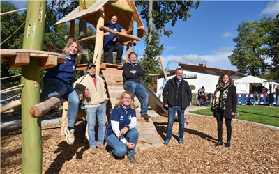 Oberjettingen, Sportplatz, Spielplatz, Einweihung des neuen Spielplatz, v.l. Tina Costabel, Adolf Baitinger (Planer), Heinz Stephan (hinten), Sandra Schmid (vorne), Hermann Finkbeiner, Hans Michael Burkhardt (Bürgermeister), Mona Gerhäuser ( Leader Heckengäu), GB-Foto: Vecsey