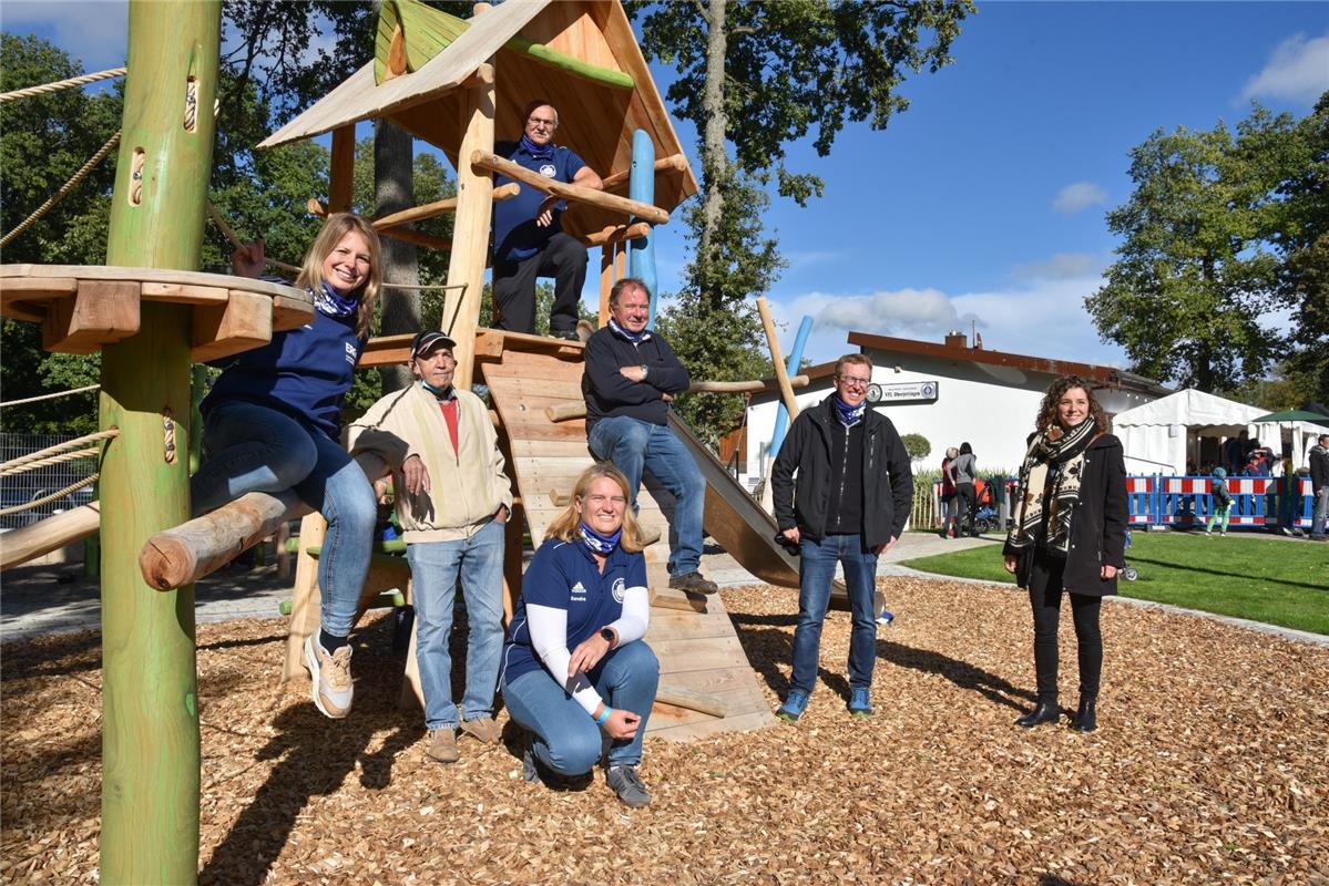 Oberjettingen, Sportplatz, Spielplatz, Einweihung des neuen Spielplatz, v.l. Tin...