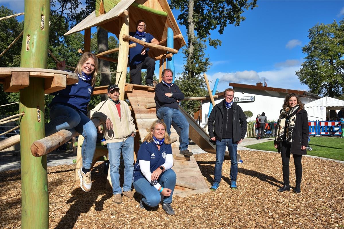 Oberjettingen, Sportplatz, Spielplatz, Einweihung des neuen Spielplatz, v.l. Tin...