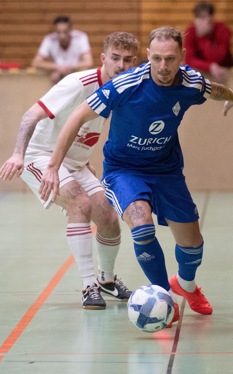 VfL Oberjettingen siegt im Traum-Endspiel Oberjettingens Spielertrainer Markus Carle (am Ball): „Das eigene Turnier zu gewinnen, ist natürlich eine Riesensache.“