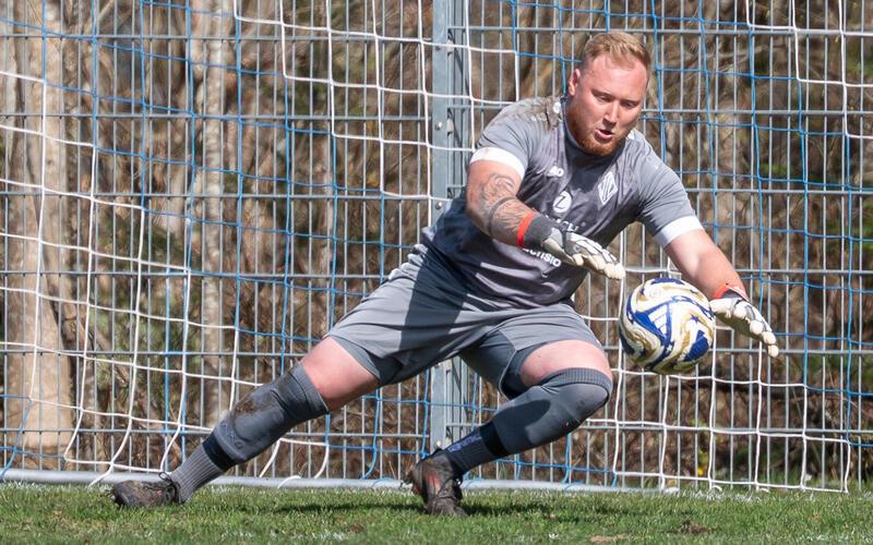 Oberjettingens Torhüter Nicolas Ruß bewahrte seine Mannschaft in der ersten Halbzeit nicht nur vor einem höheren Rückstand gegen den TSV Musberg, er leitete auch zwei Treffer mit weiten Bällen ein. GB-Foto: Vecsey