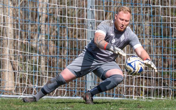 Oberjettingens Torhüter Nicolas Ruß bewahrte seine Mannschaft in der ersten Halbzeit nicht nur vor einem höheren Rückstand gegen den TSV Musberg, er leitete auch zwei Treffer mit weiten Bällen ein. GB-Foto: Vecsey
