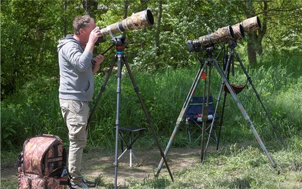 Objektiv betrachtet sind das große Objektive zur Vogelbeobachtung (gesehen in Reusten) GB-Foto: Schmidt